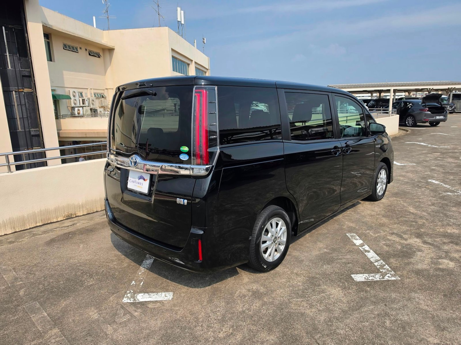 Toyota Noah Hybrid 1.8X 7 Seater photo 2